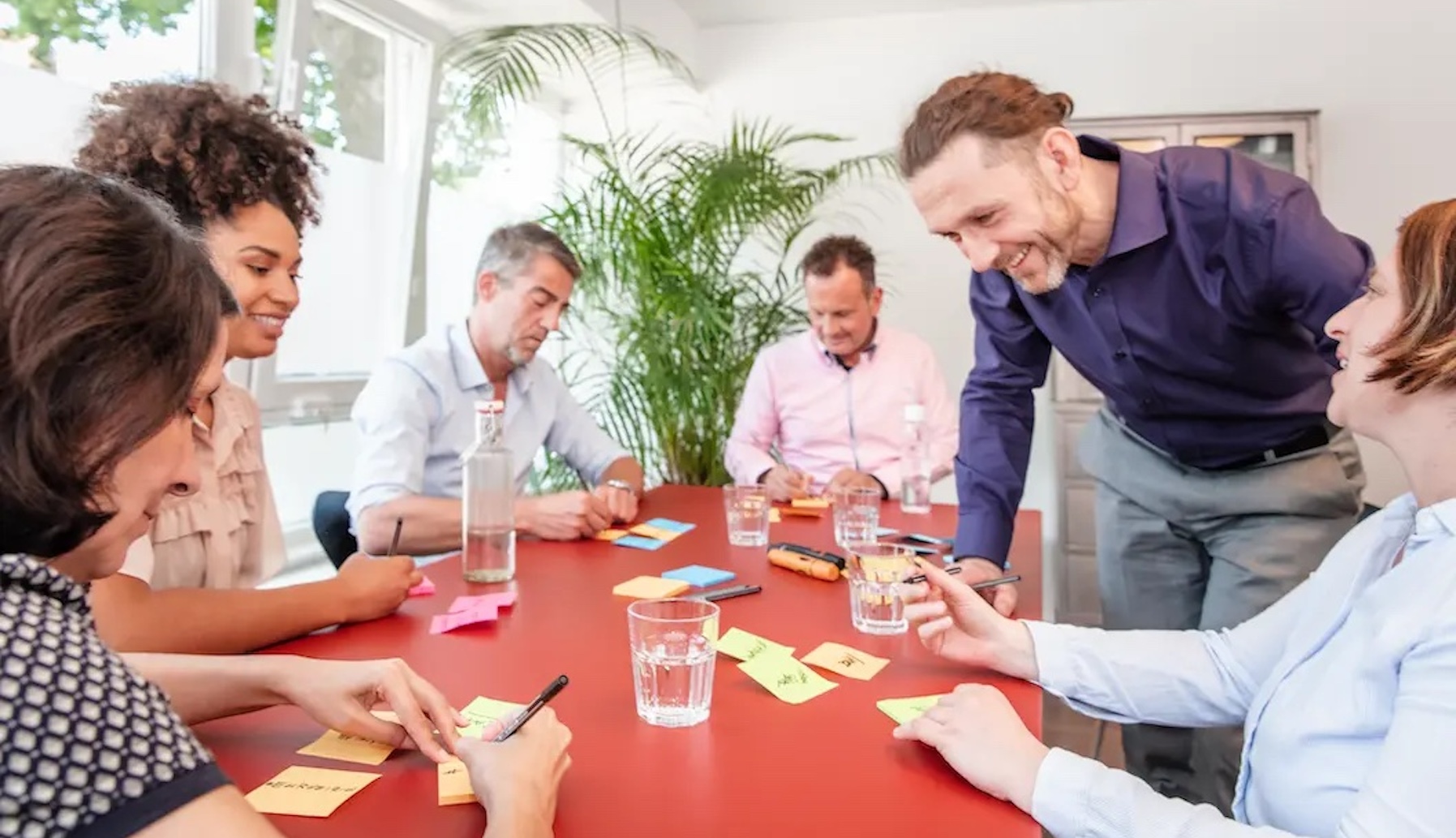 Oliver Wüntsch arbeitet mit einem Team an Zusammenarbeit, Rollen und Veränderung