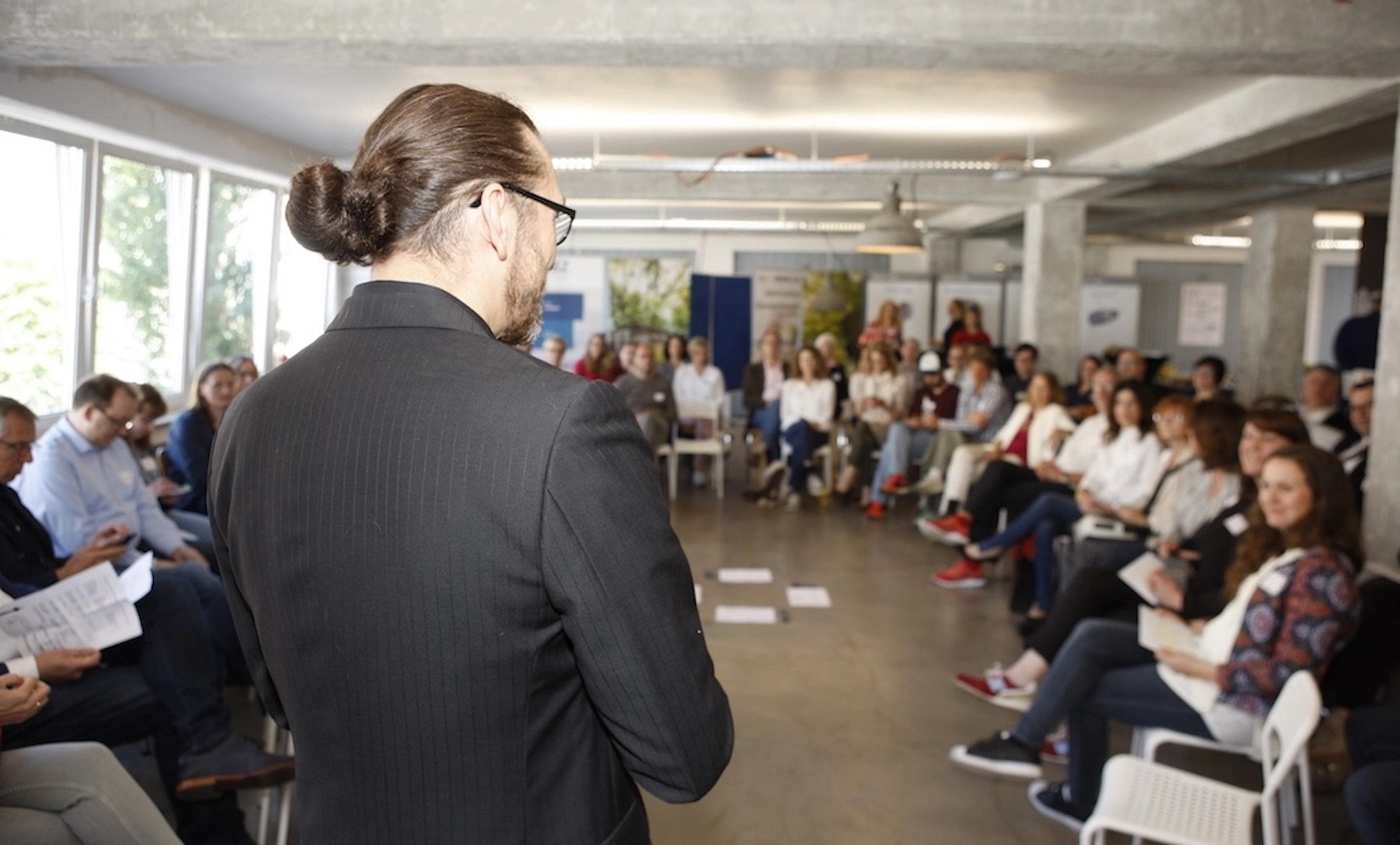 iver Wüntsch moderiert einen Großgruppendialog beim AugenhöheCamp
